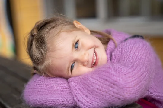 Portrett av Tomine Holm Pedersen i rosa genser