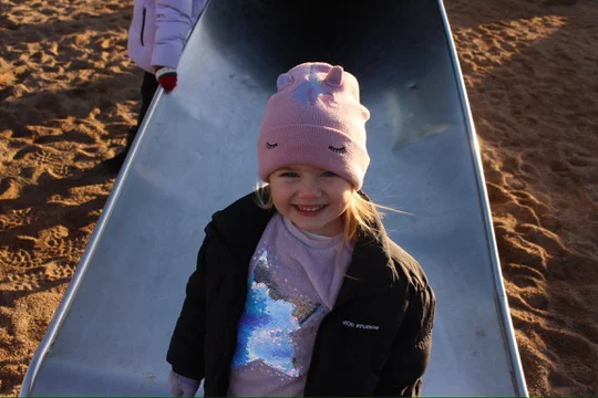 På sklie med rosa lue