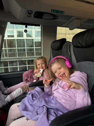 Med storesøster Rakel på tog